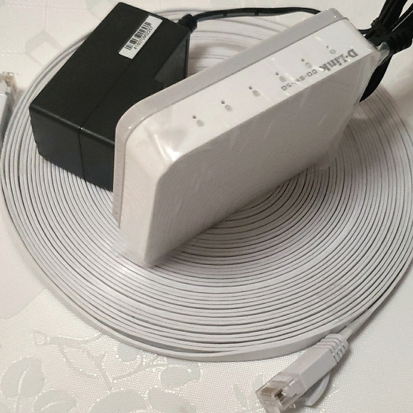 D-Link GOSW5G Hub & Jadol Cat 6 Flat Ethernet Cable Bundle - Picture 1 of 7